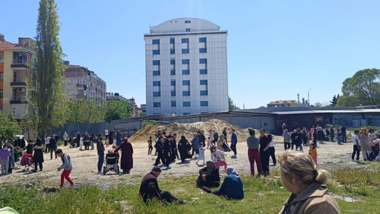 AFAD'tan uyarı: Hasarlı yapılara yanaşmayın!