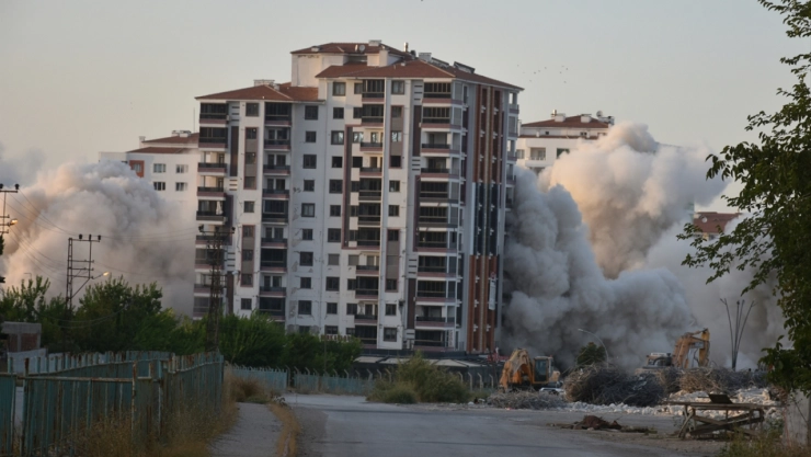 Ağır hasarlı 12 katlı 2 bina patlayıcı kullanılarak yıkıldı
