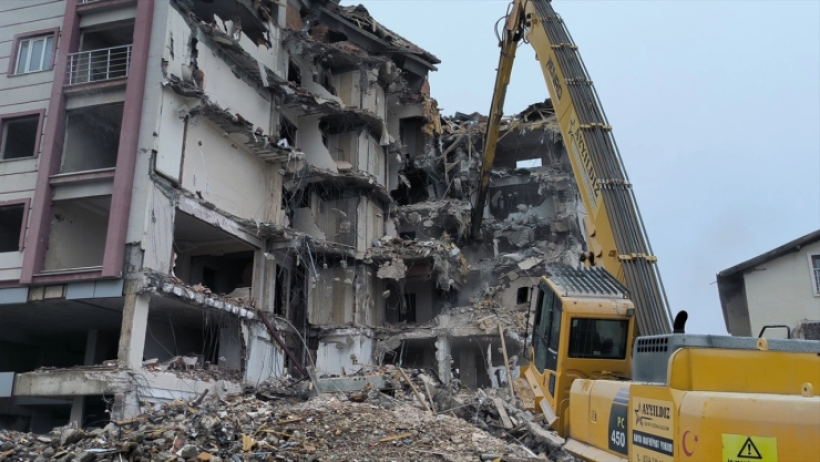 Ağır hasarlı binaların yıkımı devam ediyor