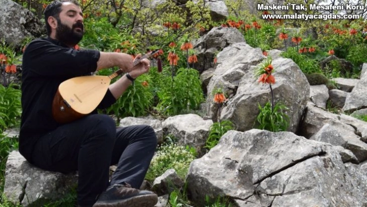 Ağlayan gelinlerin görsel şölenine sazı ve sözüyle eşlik etti