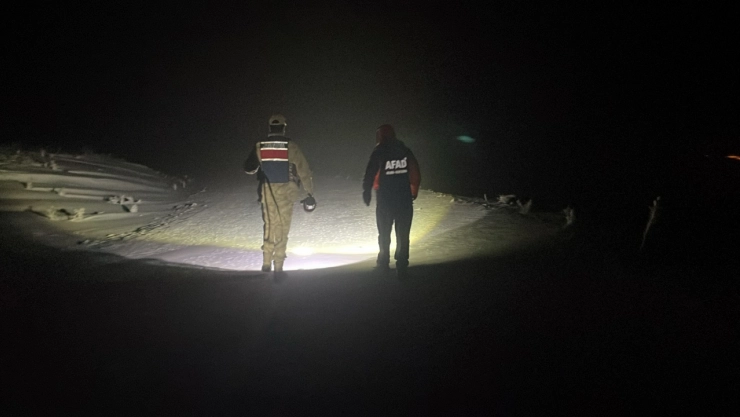 Ağrı'da karda mahsur kalan 2 kişi kurtarıldı