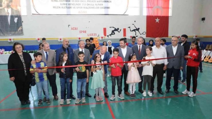 Ağrı'da spor malzemesi ve enstrüman dağıtım töreni düzenlendi