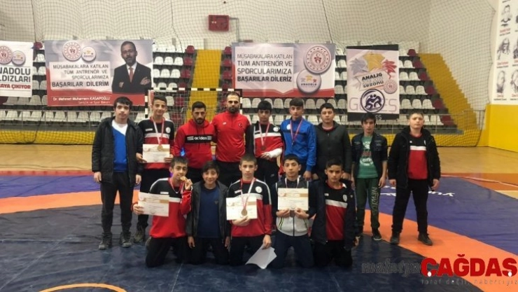 Ağrılı güreşçilerden 9 madalya