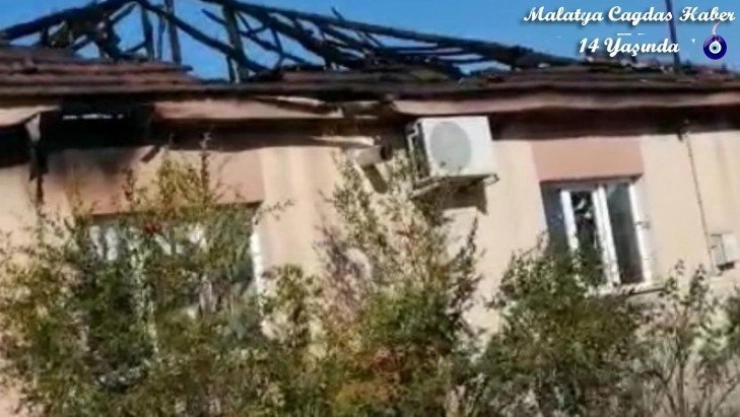 Ahşap bina yangında kül oldu