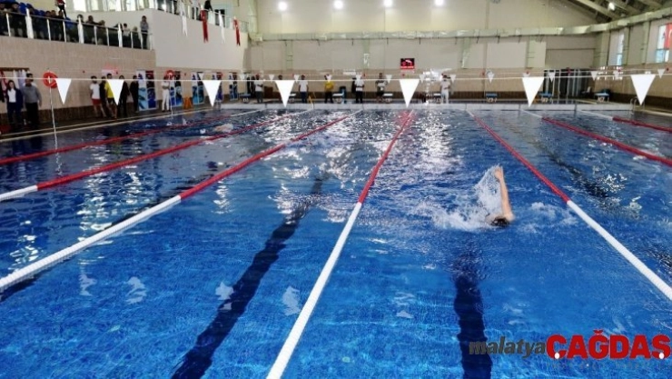 AİÇÜ'de engelli yüzme yarışması düzenlendi