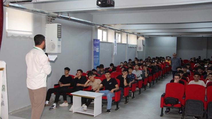 Rehber Gençlik Topluluğu öğrencilere aile mefhumunu aşılıyor