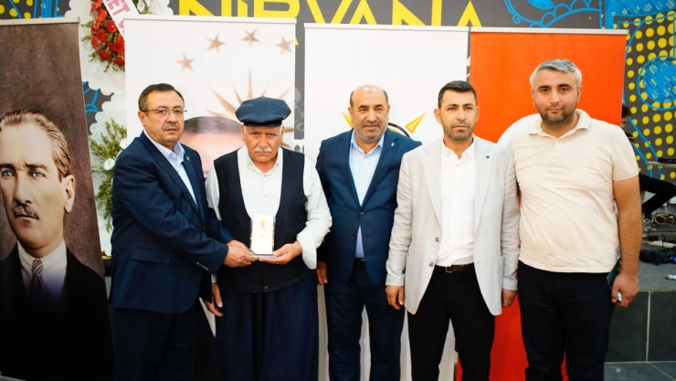 AK Parti Battalgazi'de Mahalle Başkanlarına Plaket Takdimi