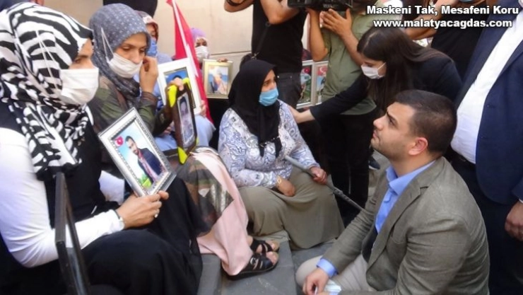 AK Parti Gençlik Kolları Genel Başkanı İnan'dan evlat nöbeti tutan ailelere ziyaret