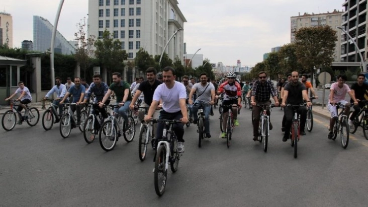 AK Parti Gençlik Kolları'ndan bisikletli kutlama