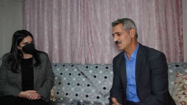 AK Parti'li Sarıeroğlu, Türkkan'ın küfür ettiği şehit ailesini ziyaret etti