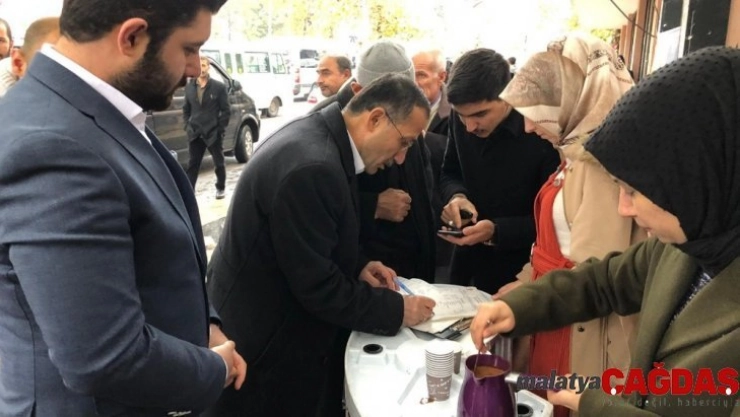 AK Partili gençler Türk kahvesi ikram etti