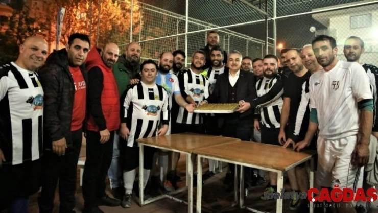 AK Partili Mustafa Savaş'tan gazetecilere baklava dopingi