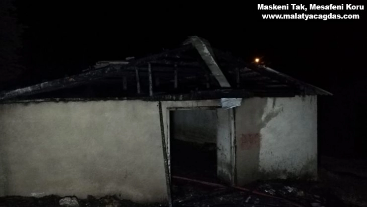 Akaryakıt istasyonu yakınında çıkan ahır yangını ucuz atlatıldı