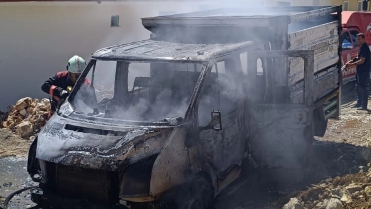 Akçadağ'da TOKİ Şantiyesinde Araç Yangını