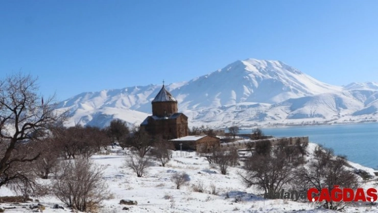 Akdamar Adası, beyaz gelinliğini giydi