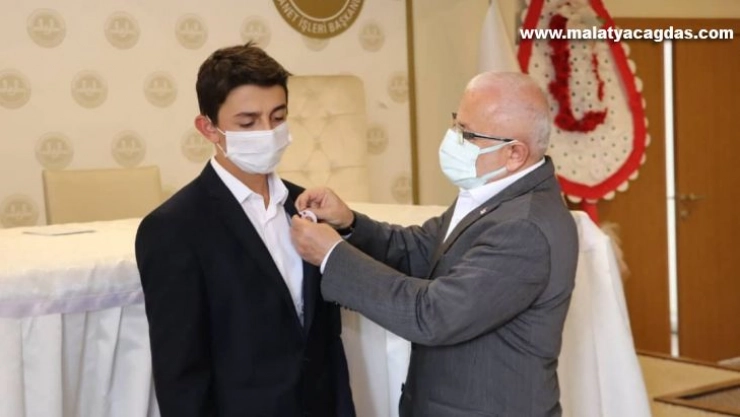 Akkuş, dereceye giren öğrencileri altınla ödüllendirdi