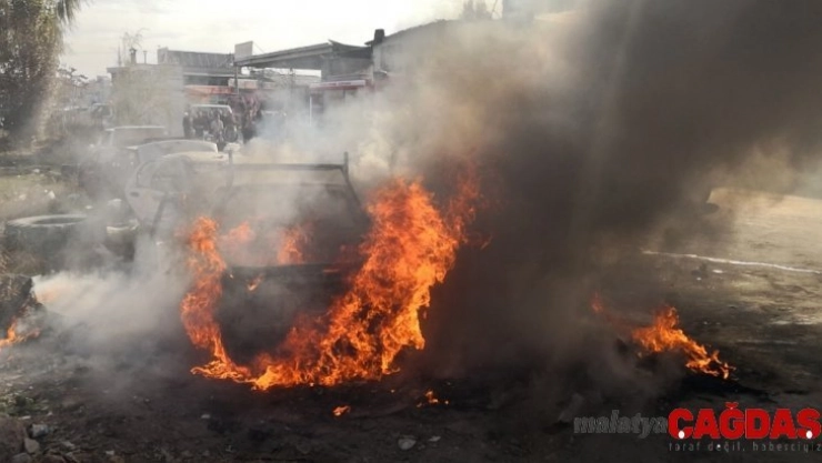 Aksaray'da iki hurda araç alev alev yandı