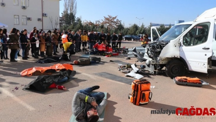 Aksaray'da sağlıkçılardan gerçeğini aratmayan kaza tatbikatı