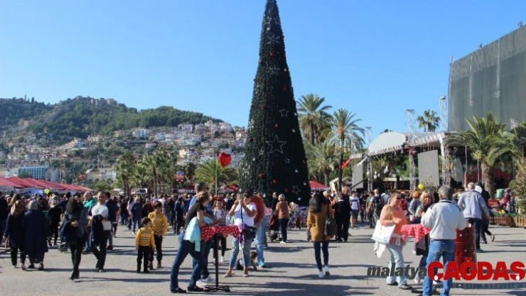 Alanya'da kurulan Noel Pazarı'na yoğun ilgi
