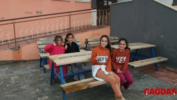 Alanya'da okul ve camilere bank ve piknik masası