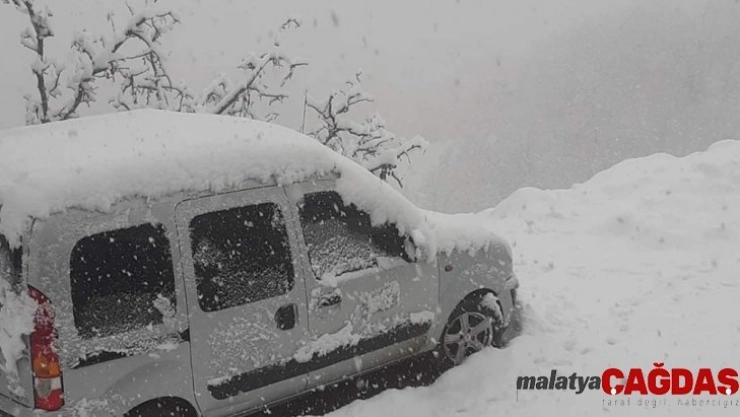 Alaşehir'de kar yağışı etkili oluyor