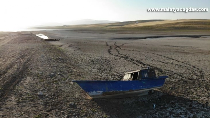 Alparslan-1 Barajı'nda sular çekildi, kayıklar karaya oturdu