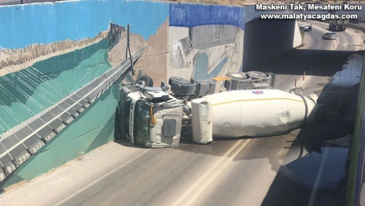 Alt geçitte beton mikseri devrildi, sürücü yaralandı