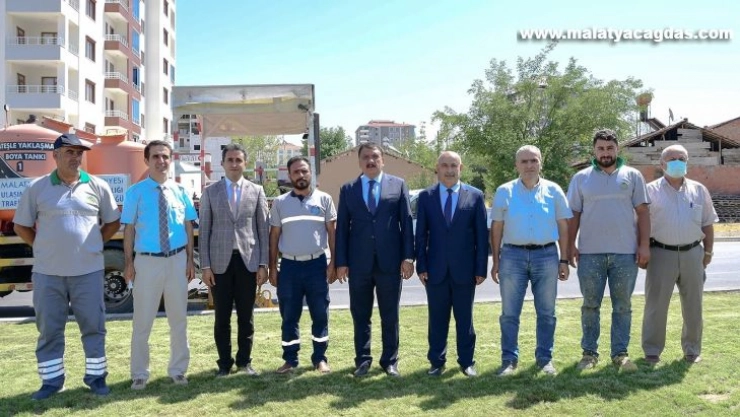 Altınkayısı Bulvarı'nda yol çizgi ve işaretlemeleri yapıldı