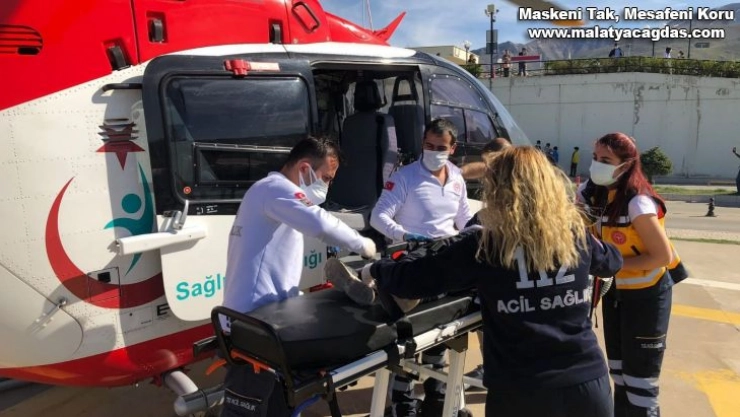 Ambulans helikopter hasta çocuk için havalandı
