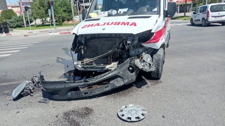 Ambulans, Kaza İhbarına Giderken Başka Kazaya Karıştı