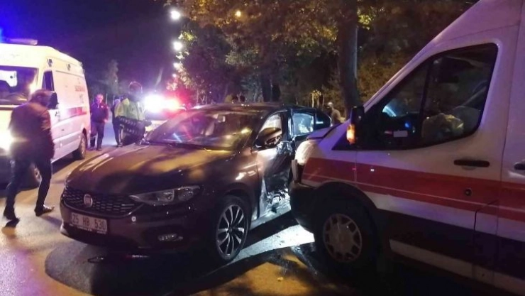 Ambulans U dönüşü yapan araca çarptı, kaza sonucu 2 kişi yaralandı