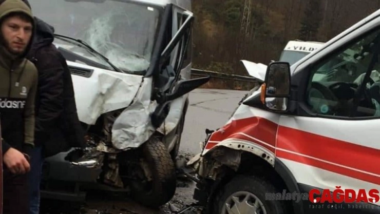 Ambulans ve hasta taşıyan minibüs çarpıştı: 7 yaralı