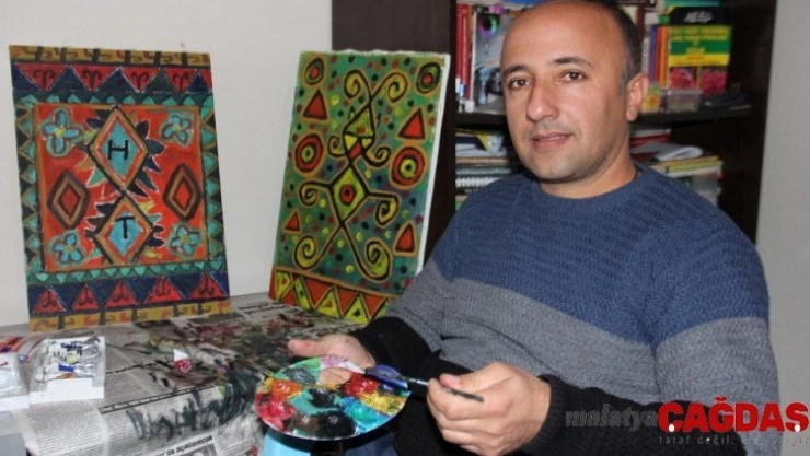 Anadolu motiflerini fırça darbeleriyle işliyor