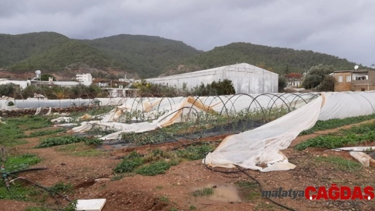 Anamur'da hortum seraları yıktı