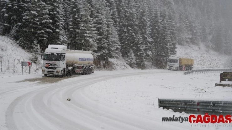 Aniden bastıran kar yağışına hazırlıksız yakalanan sürücüler zor anlar yaşadı