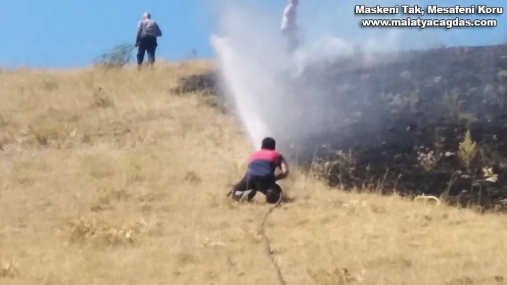 Anız yangını buğday tarlasına sıçramadan söndürüldü