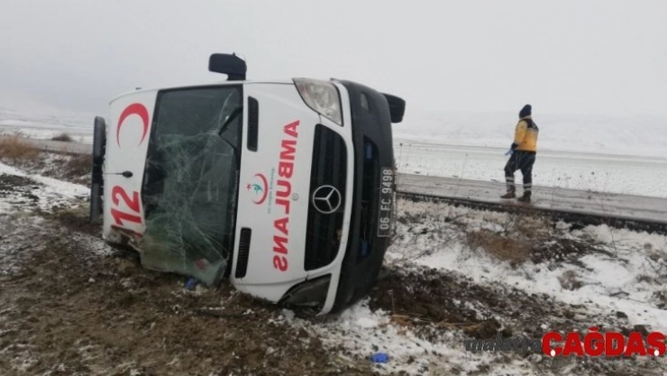Ankara'da hasta taşıyan ambulans devrildi: 5 yaralı