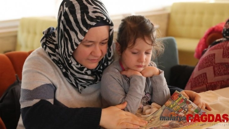 Anne babalar çocukları ile birlikte kitap okudu