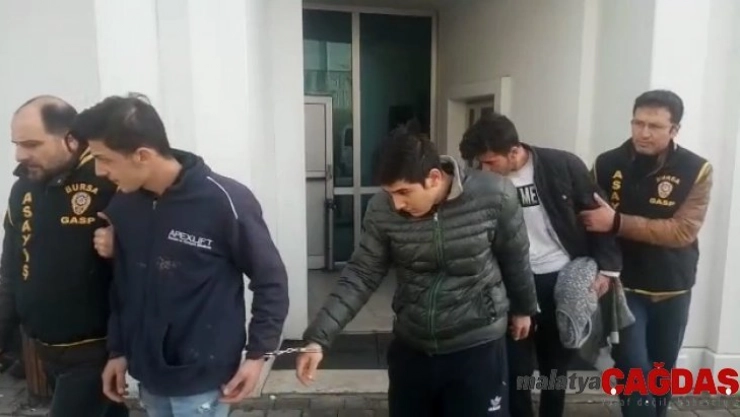 Anne ve oğlunu gasp eden 3 şüpheli emniyetten kaçamadı