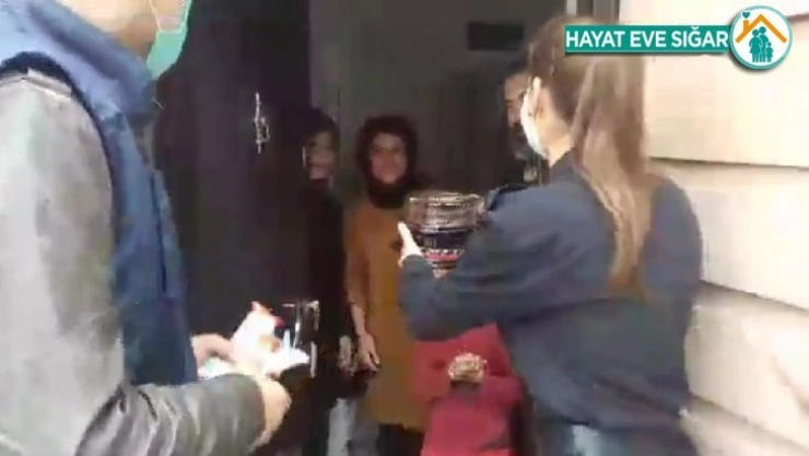 Annelerine doğum günü sürprizi için polisten yardım istediler