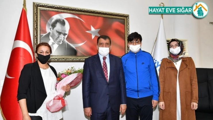 Anneme Mektup yarışmasında dereceye girenlere ödül