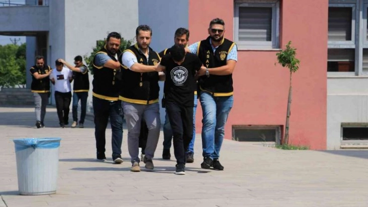 Annesini rahatsız eden kadının evine ateş etti tutuklandı