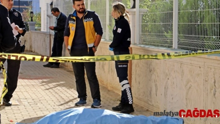 Annesinin pencereden düşüp öldüğünü duyunca sinir krizi geçirdi