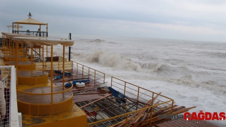 Antalya'da fırtına dev dalgalar oluşturdu