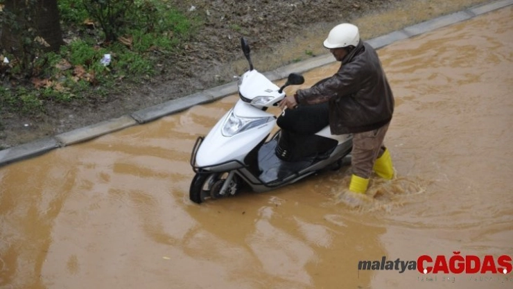 Antalya'da sağanak su baskınlarına neden oldu
