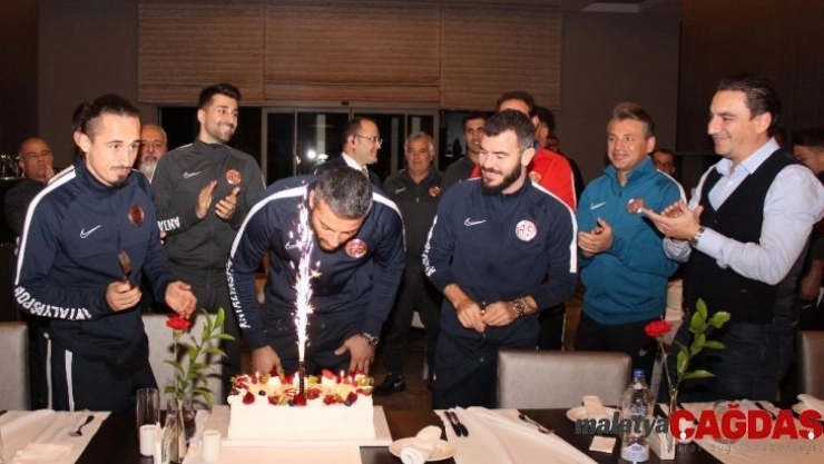 Antalyaspor'da kaleci Ferhat'a sürpriz doğum günü