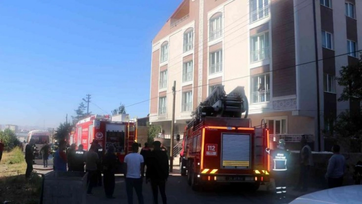 Apartman garajında yakılan tandır yangına neden oldu