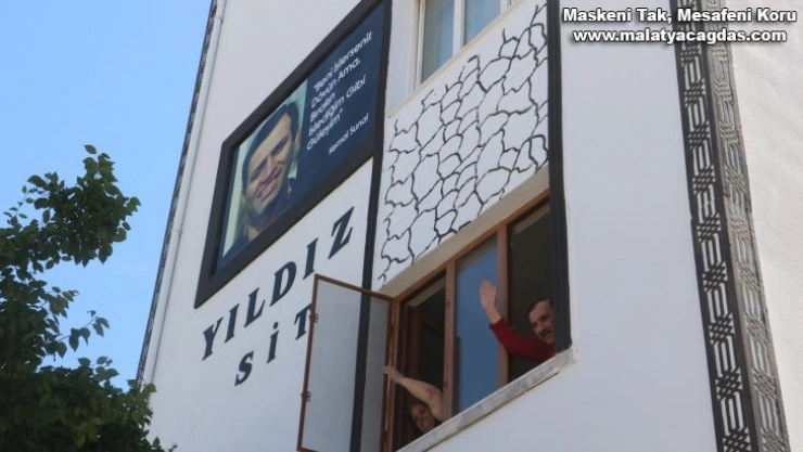 Apartmana asılan Kemal Sunal afişi gülümsetiyor