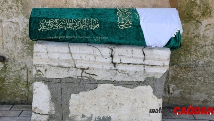 Apartmanın 8'inci katından düşen bebek, son yolculuğuna uğurlandı