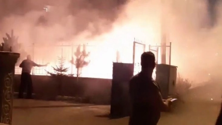 Apartmanın bahçesinde çıkan yangın geceyi aydınlattı